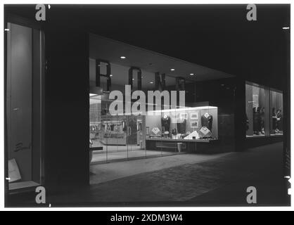 Bond's, business at 5th Ave. and 35th St., New York City. Night exterior, 5th Avenue. Gottscho-Schleisner Collection Stock Photo