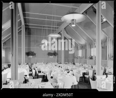 Patricia Murphy, restaurant, business in Manhasset, Long Island, New York. Garden room. Gottscho-Schleisner Collection Stock Photo