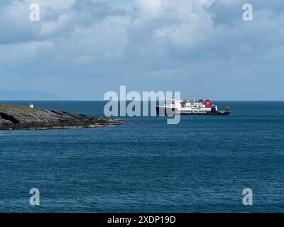 The Caledonian MacBrayne Ferry 'Hebridean Isles' approaches the Isle of Colonsay en-route from Islay in June, Colonsay, Scotland, UK Stock Photo