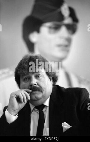 Heinz Weifenbach (Praesident des Eishockeyvereins ECD Iserlohn) im Januar 1988 beim Besuch in Tripolis/Libyen vor einem Bildnis des Revolutionsfuehrers Muammar Al-Ghaddafi Stock Photo