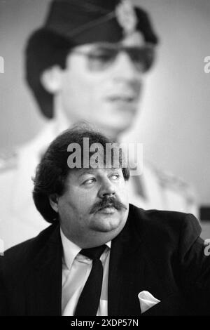 Heinz Weifenbach (Praesident des Eishockeyvereins ECD Iserlohn) im Januar 1988 beim Besuch in Tripolis/Libyen vor einem Bildnis des Revolutionsfuehrers Muammar Al-Ghaddafi Stock Photo