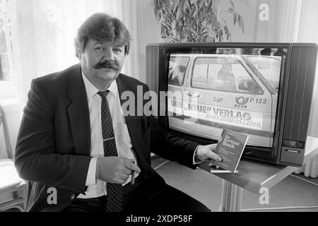 Heinz Weifenbach (Praesident des Eishockeyvereins ECD Iserlohn) presentiert *Das grüne Buch* des lybischen Revolutionsfuehrers Muammar Al-Ghaddafi, mit dem der Eishockeyverein ECD Iserlohn während eines Eishockeyspiels als Werbung auf den Trikots auflief. März 1988 in Iserlohn, Deutschland Stock Photo