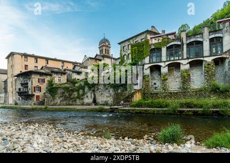 Pont en Royans. Isère. Auvergne-Rhone-Alpes. Vercors regional natural park. Houses hanging above river La Bourne. France Stock Photo