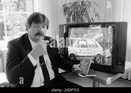 Heinz Weifenbach Praesident des Eishockeyvereins ECD Iserlohn presentiert *Das grüne Buch* des lybischen Revolutionsfuehrers Muammar Al-Ghaddafi, mit dem der Eishockeyverein ECD Iserlohn während eines Eishockeyspiels als Werbung auf den Trikots auflief. März 1988 in Iserlohn, Deutschland *** Heinz Weifenbach President of the ice hockey club ECD Iserlohn presents The green book of the Libyan revolutionary leader Muammar Al Ghaddafi, with which the ice hockey club ECD Iserlohn appeared as an advertisement on the jerseys during an ice hockey game March 1988 in Iserlohn, Germany Stock Photo