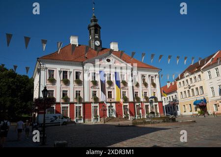 geography / travel, Estonia, Tartu, pedestrian area with town hall and fountain of kissing students, ADDITIONAL-RIGHTS-CLEARANCE-INFO-NOT-AVAILABLE Stock Photo