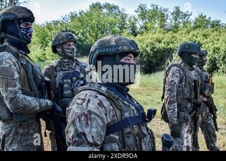 Zaporizhzhia, Zaporizhzhia, Ukraine. 18th June, 2024. Ukrainian servicemen are seen during the military practices in Zaporizhzhia region. The USA announces the beginning of a new offensive by the Russian army. According to the American Institute for the Study of War, it currently records all the signs that Russia is launching a new large-scale summer offensive on the territory of Ukraine. (Credit Image: © Andriy Andriyenko/SOPA Images via ZUMA Press Wire) EDITORIAL USAGE ONLY! Not for Commercial USAGE! Stock Photo