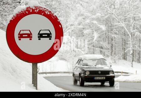 Snow covered road, Udana pass, Oñati. Guipúzcoa, Spain Stock Photo