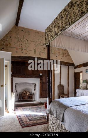 Georgian four poster bed with Chateaurenard fabric by Christopher Moore in 16th century Tudor farmhouse, Hertfordshire, England, UK. Stock Photo