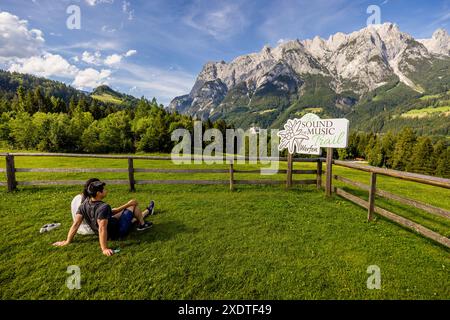 Sound of Music Trail. The meadow near Werfen with a view of Hohenwerfen Castle, where Julie Andrews sang and danced with the children of the Trapp family during the filming of ‘The Sound of Music’ in 1965, is a place of longing for millions of people worldwide. Dielalmweg, Tenneck, Salzburg, Austria Stock Photo