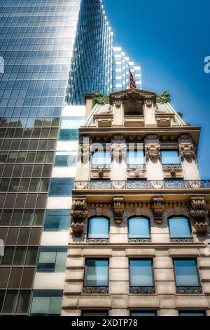 452 Fifth Avenue, Beaux-Arts and Modern Tower contrasting architecture, New York City, USA  2024 Stock Photo