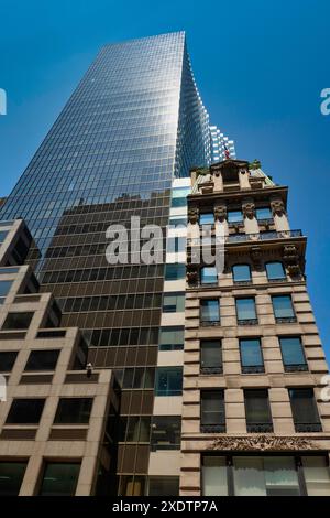 452 Fifth Avenue, Beaux-Arts and Modern Tower contrasting architecture, New York City, USA  2024 Stock Photo