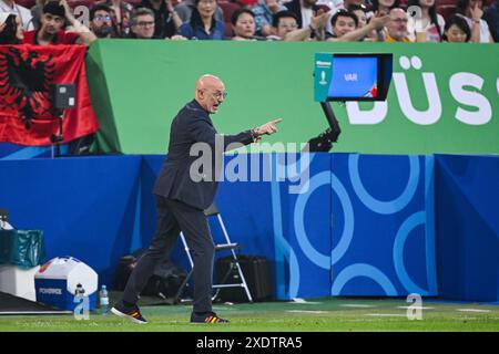 DUSSELDORF - (l-r) Spain coach Luis de la Fuente, Lamine Yamal of Spain ...