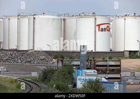 Der weltweit größte Binnenhafen Ansichten vom Duisburger Hafen, dessen Eigentümer die Betreiber des Duisburger Hafens und der Tochtergesellschaft Duisport sind. Man sieht zahlreiche Container mit Wirtschaftsgütern aller Art, sowie die Wasserwege und die Unternehmenszentrale. Duisburg Nordrhein-Westfalen Deutschland Hafen *** The worlds largest inland port Views from the Port of Duisburg, owned by the operators of the Port of Duisburg and its subsidiary Duisport You can see numerous containers with all kinds of goods, as well as the waterways and the company headquarters Duisburg Nordrhein West Stock Photo