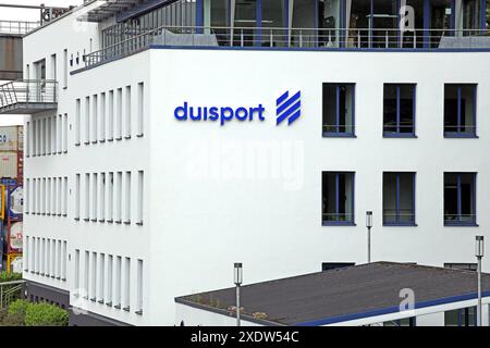 Der weltweit größte Binnenhafen Ansichten vom Duisburger Hafen, dessen Eigentümer die Betreiber des Duisburger Hafens und der Tochtergesellschaft Duisport sind. Man sieht zahlreiche Container mit Wirtschaftsgütern aller Art, sowie die Wasserwege und die Unternehmenszentrale. Duisburg Nordrhein-Westfalen Deutschland Hafen *** The worlds largest inland port Views from the Port of Duisburg, owned by the operators of the Port of Duisburg and its subsidiary Duisport You can see numerous containers with all kinds of goods, as well as the waterways and the company headquarters Duisburg Nordrhein West Stock Photo