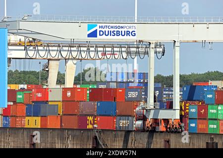 Der weltweit größte Binnenhafen Ansichten vom Duisburger Hafen, dessen Eigentümer die Betreiber des Duisburger Hafens und der Tochtergesellschaft Duisport sind. Man sieht zahlreiche Container mit Wirtschaftsgütern aller Art, sowie die Wasserwege und die Unternehmenszentrale. Duisburg Nordrhein-Westfalen Deutschland Hafen *** The worlds largest inland port Views from the Port of Duisburg, owned by the operators of the Port of Duisburg and its subsidiary Duisport You can see numerous containers with all kinds of goods, as well as the waterways and the company headquarters Duisburg Nordrhein West Stock Photo