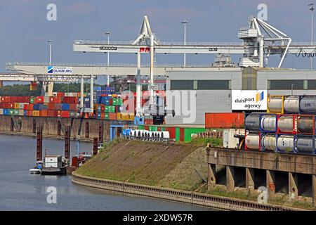 Der weltweit größte Binnenhafen Ansichten vom Duisburger Hafen, dessen Eigentümer die Betreiber des Duisburger Hafens und der Tochtergesellschaft Duisport sind. Man sieht zahlreiche Container mit Wirtschaftsgütern aller Art, sowie die Wasserwege und die Unternehmenszentrale. Duisburg Nordrhein-Westfalen Deutschland Hafen *** The worlds largest inland port Views from the Port of Duisburg, owned by the operators of the Port of Duisburg and its subsidiary Duisport You can see numerous containers with all kinds of goods, as well as the waterways and the company headquarters Duisburg Nordrhein West Stock Photo