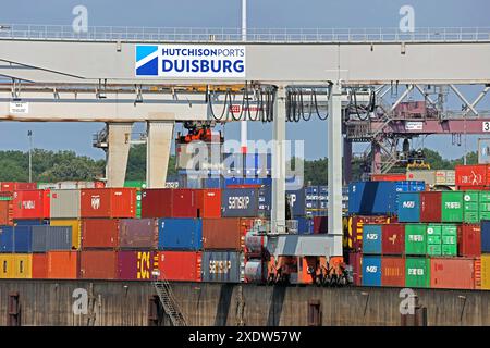 Der weltweit größte Binnenhafen Ansichten vom Duisburger Hafen, dessen Eigentümer die Betreiber des Duisburger Hafens und der Tochtergesellschaft Duisport sind. Man sieht zahlreiche Container mit Wirtschaftsgütern aller Art, sowie die Wasserwege und die Unternehmenszentrale. Duisburg Nordrhein-Westfalen Deutschland Hafen *** The worlds largest inland port Views from the Port of Duisburg, owned by the operators of the Port of Duisburg and its subsidiary Duisport You can see numerous containers with all kinds of goods, as well as the waterways and the company headquarters Duisburg Nordrhein West Stock Photo