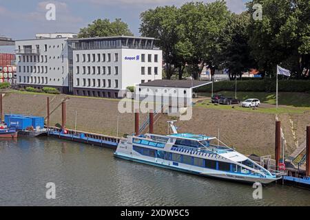 Der weltweit größte Binnenhafen Ansichten vom Duisburger Hafen, dessen Eigentümer die Betreiber des Duisburger Hafens und der Tochtergesellschaft Duisport sind. Man sieht zahlreiche Container mit Wirtschaftsgütern aller Art, sowie die Wasserwege und die Unternehmenszentrale. Duisburg Nordrhein-Westfalen Deutschland Hafen *** The worlds largest inland port Views from the Port of Duisburg, owned by the operators of the Port of Duisburg and its subsidiary Duisport You can see numerous containers with all kinds of goods, as well as the waterways and the company headquarters Duisburg Nordrhein West Stock Photo