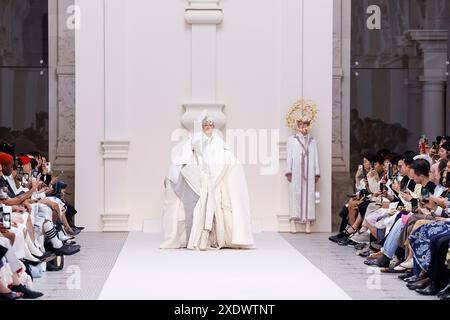 Paris, Frankreich. 24th June, 2024. THOM BROWNE Haute Couture Fall/Winter 2024-2025 Runway during Paris Haute Couture Fashion Week on June 2024 - Paris, France 24/06/2024 Credit: dpa/Alamy Live News Stock Photo