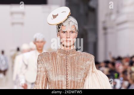 Paris, Frankreich. 24th June, 2024. THOM BROWNE Haute Couture Fall/Winter 2024-2025 Runway during Paris Haute Couture Fashion Week on June 2024 - Paris, France 24/06/2024 Credit: dpa/Alamy Live News Stock Photo