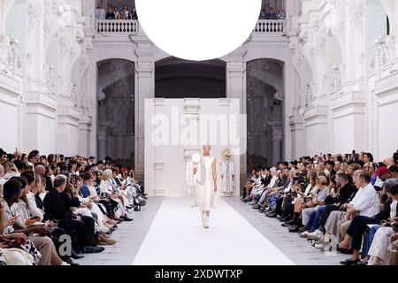 Paris, Frankreich. 24th June, 2024. THOM BROWNE Haute Couture Fall/Winter 2024-2025 Runway during Paris Haute Couture Fashion Week on June 2024 - Paris, France 24/06/2024 Credit: dpa/Alamy Live News Stock Photo