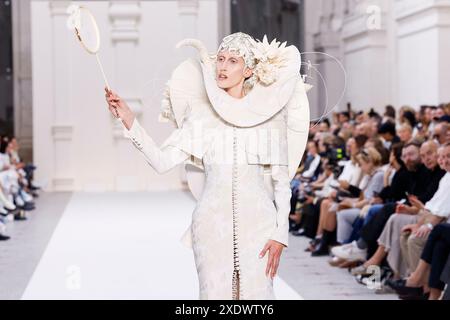 Paris, Frankreich. 24th June, 2024. THOM BROWNE Haute Couture Fall/Winter 2024-2025 Runway during Paris Haute Couture Fashion Week on June 2024 - Paris, France 24/06/2024 Credit: dpa/Alamy Live News Stock Photo