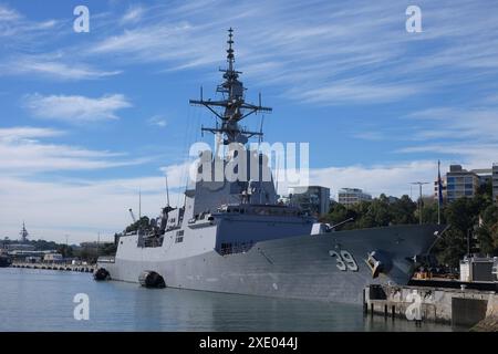 HMAS Hobart (III) Hobart Class guided missile destroyer (DDG 39), starboard from bow to stern, moored at Cowper Wharf, Woolloomooloo, Sydney Stock Photo