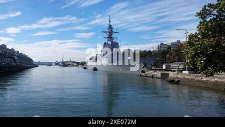 HMAS Hobart (DDG 39), Australian Navy ships moored at Cowper Wharf, adjacent to the Finger Wharf apartments, Woolloomooloo, Sydney Stock Photo