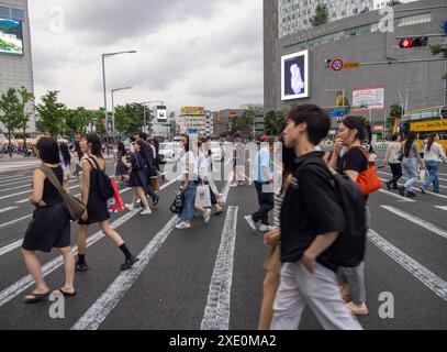 Koreans on pedestrian crossing, Dongdaemun , Seoul, Korea Stock Photo
