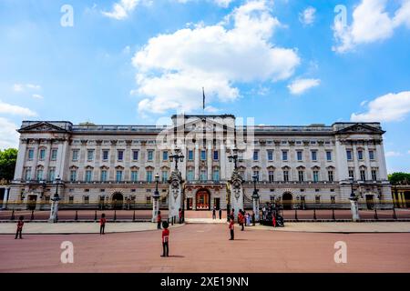 London, UK. 25th June, 2024.  Buckingham Palace exterior Photo: Albert Nieboer/Alamy Live News Stock Photo