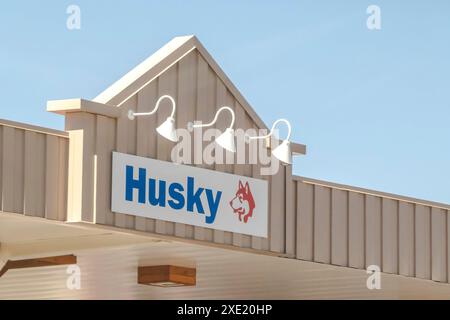 Cochrane, AB, Canada. Aug 13 ,2023. A husky gas station sign during the day. Stock Photo