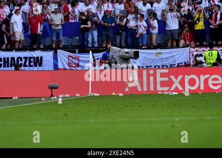 Dortmund, Germany. 25th June, 2024. Fussball UEFA EURO 2024 Gruppenphase 3. Spieltag Frankreich - Polen am 25.06.2024 im BVB Stadion Dortmund in Dortmund Becher Becherwurf Foto: Revierfoto Credit: ddp media GmbH/Alamy Live News Stock Photo