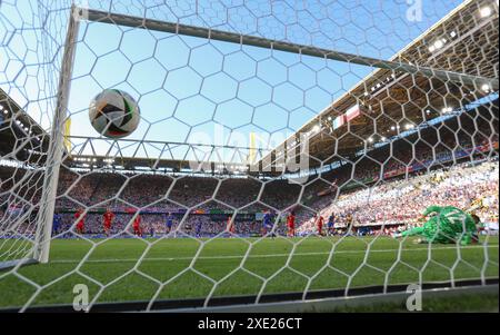 Dortmund, Germany. 25th June, 2024. Soccer, UEFA Euro 2024, European Championship, France - Poland, Group D, Matchday 3, Dortmund Stadium. Goal from the penalty spot by Kilian Mbappe of France . Credit: Friso Gentsch/dpa/Alamy Live News Stock Photo