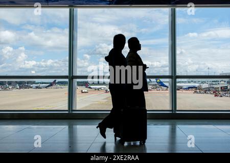 Brussels airlines corridor d'acces et vue sur le tarmac avec les avions parques |  Access to the airplane hall  et view on the tracks with the airplan Stock Photo