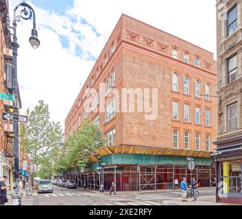 NYC Chinatown: PS 42, 71 Hester Street/44 Orchard Street, is a five-story elementary school of red brick decorated with red terra cotta. Stock Photo