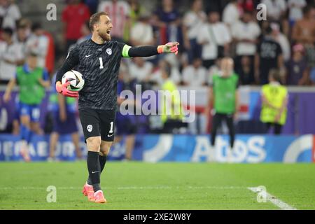 Cologne, Germany. 25th June, 2024. Soccer, UEFA Euro 2024, European Championship, England - Slovenia, Preliminary round, Group C, Matchday 3, Cologne Stadium, Slovenia's goalkeeper Jan Oblak gives instructions during the match. Credit: Rolf Vennenbernd/dpa/Alamy Live News Stock Photo