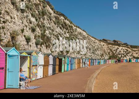 England, Kent, Broadstairs, Stone Bay, Long Row of Colourful Beach Huts Stock Photo