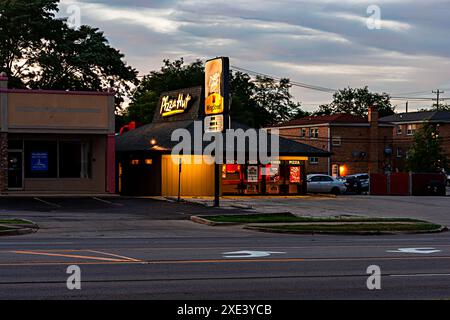 Lombard, IL, United States - June 18, 2024: Old school (old design) Pizza Hut franchise storefront. Stock Photo