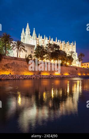 geography / travel, Spain, Mallorca, La Seu cathedral in Palma de Mallorca at evening, ADDITIONAL-RIGHTS-CLEARANCE-INFO-NOT-AVAILABLE Stock Photo