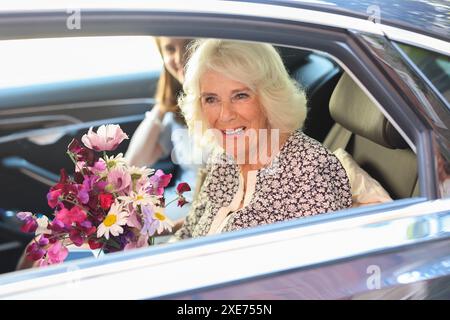 Queen Camilla departs following her visit to Christ Church C of E Primary School in London, to celebrate their Literary Festival. Picture date: Wednesday June 26, 2024. Stock Photo