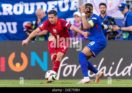 Dortmund, Germany. 25th June, 2024. DORTMUND, GERMANY - JUNE 25: Robert Lewandowski of Poland battles for the ball with Kylian Mbappe of France with mask during the Group D - UEFA EURO 2024 match between France and Poland at BVB Stadion Dortmund on June 25, 2024 in Dortmund, Germany. (Photo by Joris Verwijst/BSR Agency) Credit: BSR Agency/Alamy Live News Stock Photo