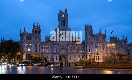 Scenic view of Plaza de Cibeles, featuring the majestic Cibeles Palace in the background and the famous Cibeles Fountain in the foreground, Madrid Stock Photo