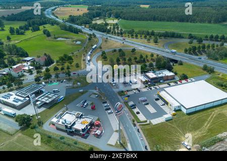 Luftaufnahme Thiendorf Luftaufnahme des Gewerbegebiet Thiendorf im Landkreis Meißen mit den Fastfood-Ketten Mc Donalds und Burger King. Dahinter die Autobahn BAB13.  Luftaufnahme mit einer Drohne  Thiendorf Sachsen Deutschland *** Aerial view Thiendorf Aerial view of the industrial area Thiendorf in the district of Meißen with the fast food chains Mc Donalds and Burger King Behind it the highway BAB13 Aerial view with a drone Thiendorf Saxony Germany Daniel Schäfer Stock Photo