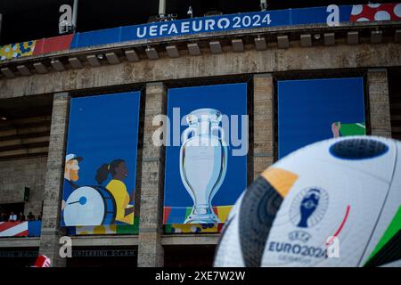 Symbolbild / Themenfoto Olympiastadion Berlin, Adidas Ball Fußballliebe und Branding / Logo mit EM Pokal vor dem Stadion, GER, Netherlands (NED) vs Austria (AUT), Fussball Europameisterschaft, UEFA EURO 2024, Gruppe D, 3. Spieltag, 25.06.2024  Foto: Eibner-Pressefoto/Michael Memmler Stock Photo