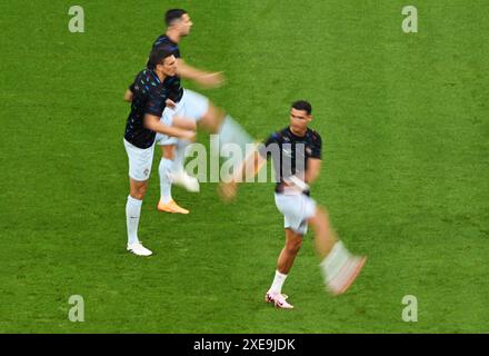 Gelsenkirchen, Germany. 26th June, 2024. Soccer: European Championship, Georgia - Portugal, preliminary round, Group F, match day 3, Schalke Arena, Portugal's Cristiano Ronaldo (r) and two teammates before the match (long exposure). Credit: Bernd Thissen/dpa/Alamy Live News Stock Photo