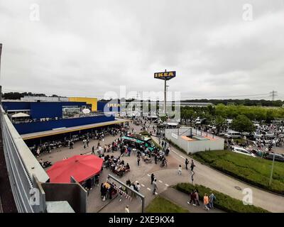 Riesiger Trödel und Flohmarkt auf dem Parkplatz vom Ikea Markt *** Huge jumble and flea market in the parking lot of the Ikea market Copyright: xLobeca/RHx Stock Photo