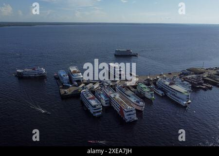 AM - MANAUS - 06/26/2024 - MANAUS, AMAZONAS, MOVEMENT OF VESSELS TOWARDS PARINTINS - Dozens of boats carrying thousands of people left this Wednesday afternoon (26) from the Port of the city of Manaus, in the central region of the capital amazonense towards the municipality of Parintins, where the 57th Folkloric Festival takes place this weekend, the duel between the Boi Garantido and the Boi Caprichoso, on a trip that can take up to 20 hours down the river. Each vessel has the capacity to carry between 400 and more than a thousand people. Photo: Suamy Beydoun/AGIF Stock Photo