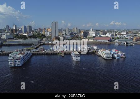 AM - MANAUS - 06/26/2024 - MANAUS, AMAZONAS, MOVEMENT OF VESSELS TOWARDS PARINTINS - Dozens of boats carrying thousands of people left this Wednesday afternoon (26) from the Port of the city of Manaus, in the central region of the capital amazonense towards the municipality of Parintins, where the 57th Folkloric Festival takes place this weekend, the duel between the Boi Garantido and the Boi Caprichoso, on a trip that can take up to 20 hours down the river. Each vessel has the capacity to carry between 400 and more than a thousand people. Photo: Suamy Beydoun/AGIF Stock Photo