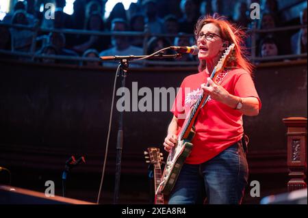 Manchester, UK. 26th June 2024. Kim Deal, Kelley Deal, Josephine Wiggs and Jim Macpherson of the band The Breeders perform at the Manchester's Albert Hall on their 30th anniversary edition of their classic album 'Last Splash'  tour.  2024-06-26 . Credit:  Gary Mather/Alamy Live News Stock Photo