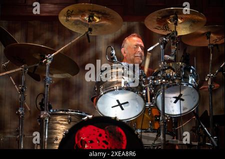 Manchester, UK. 26th June 2024. Kim Deal, Kelley Deal, Josephine Wiggs and Jim Macpherson of the band The Breeders perform at the Manchester's Albert Hall on their 30th anniversary edition of their classic album 'Last Splash'  tour.  2024-06-26 . Credit:  Gary Mather/Alamy Live News Stock Photo